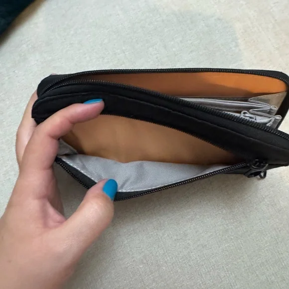 Pacsafe RFIDsafe W200 RFID-Blocking Travel Wallet (Black) - Picture 4 of 5